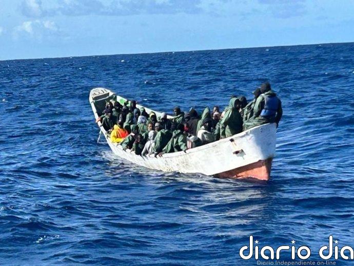 Llega al puerto de La Estaca (El Hierro) un cayuco por sus propios medios