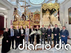 Loles López destaca la "enorme labor social de las hermandades" y desea que Huelva "disfrute" de su Semana Santa