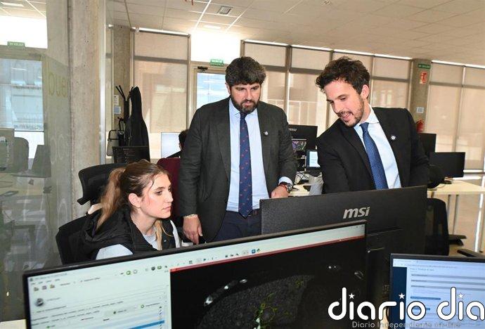 López Miras visita una empresa de modelos 3D para cirugía con motivo del Día Mundial del Emprendimiento
