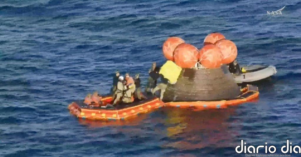 Los astronautas de la misión Artemis II emergen de la cápsula tras su regreso a la Tierra