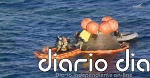 Los astronautas de la misión Artemis II emergen de la cápsula tras su regreso a la Tierra