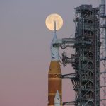 Los astronautas de la misión Artemis II reciben una última sesión informativa y suben a la nave