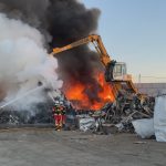 Los bomberos controlan un incendio en una planta de reciclaje en Torrejón de Velasco