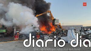 Los bomberos controlan un incendio en una planta de reciclaje en Torrejón de Velasco