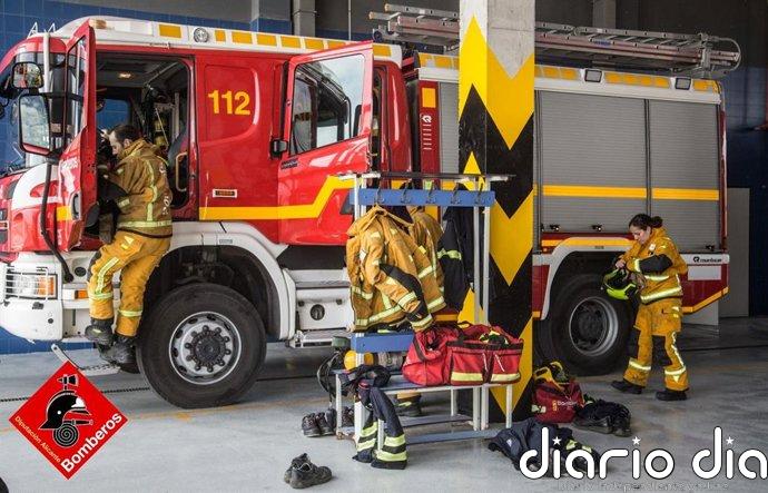 Los bomberos extinguen un incendio que deja tres viviendas "totalmente afectadas" y ningún herido en Torrevieja