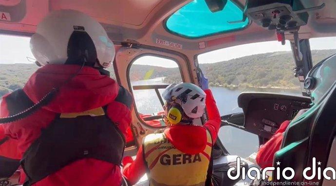 Los bomberos rescatan a un pescador herido en el embalse de El Vellón