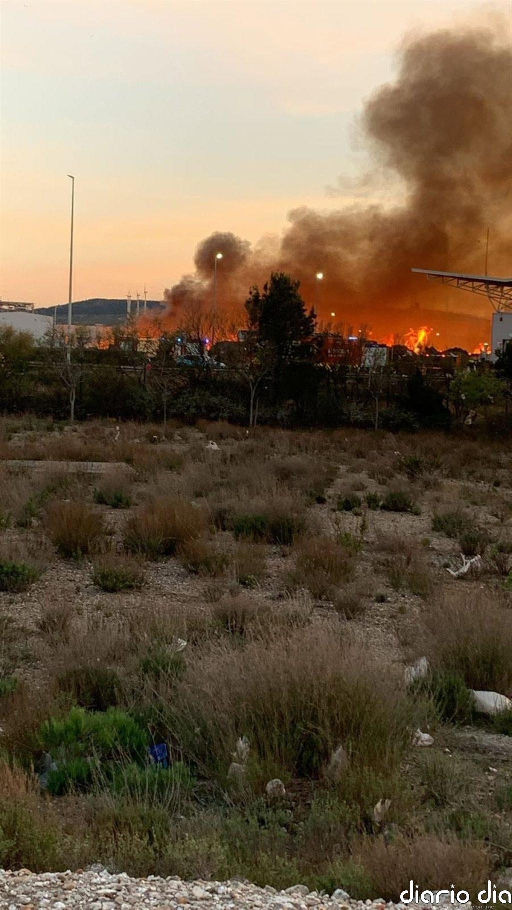 Los Bomberos trabajan en un incendio declarado en la empresa Urbaser, en el PTR