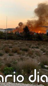 Los Bomberos trabajan en un incendio declarado en la empresa Urbaser, en el PTR
