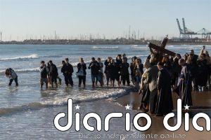 Los cristos de El Cabanyal llegan a la playa para recordar a los fallecidos en el mar