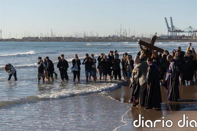 Los cristos de El Cabanyal llegan a la playa para recordar a los fallecidos en el mar