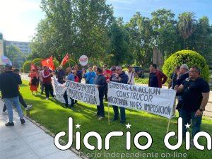 Los gruistas en huelga se concentran ante la Junta y la Subdelegación en Córdoba para pedirles que intermendien