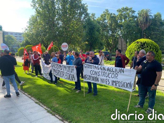 Los gruistas en huelga se concentran ante la Junta y la Subdelegación en Córdoba para pedirles que intermendien