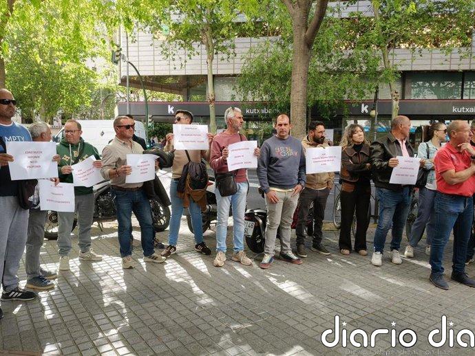 Los operadores de grúas torre vuelven a concentrarse ante Construcor para pedir negociación