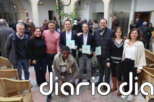 Los residentes del albergue Casa de Família celebran el Jueves Santo con una misa y una merienda