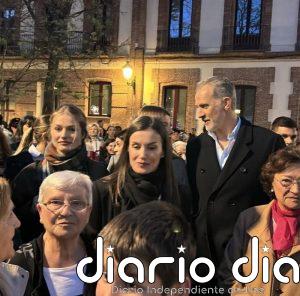 Los Reyes y sus hijas sorprenden en la procesión del Silencio del madrileño barrio de Carabanchel