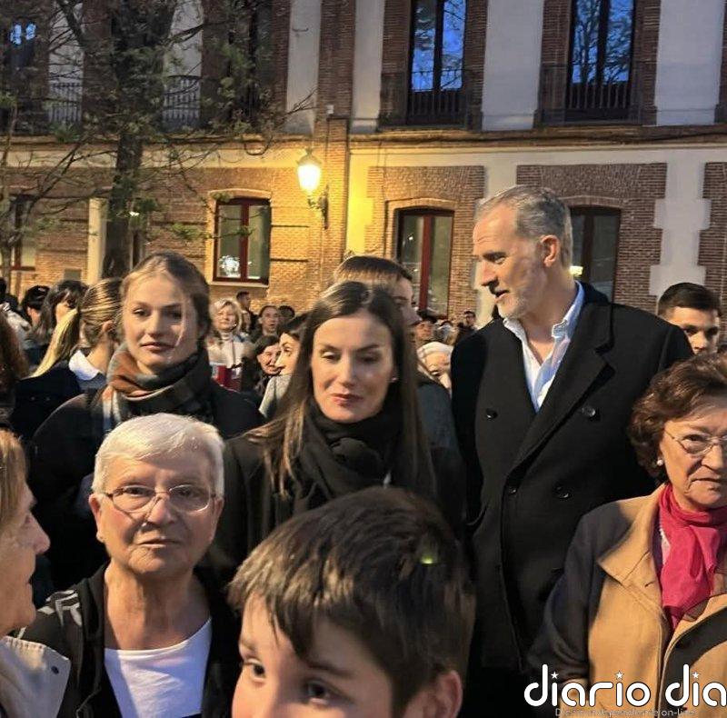 Los Reyes y sus hijas sorprenden en la procesión del Silencio del madrileño barrio de Carabanchel