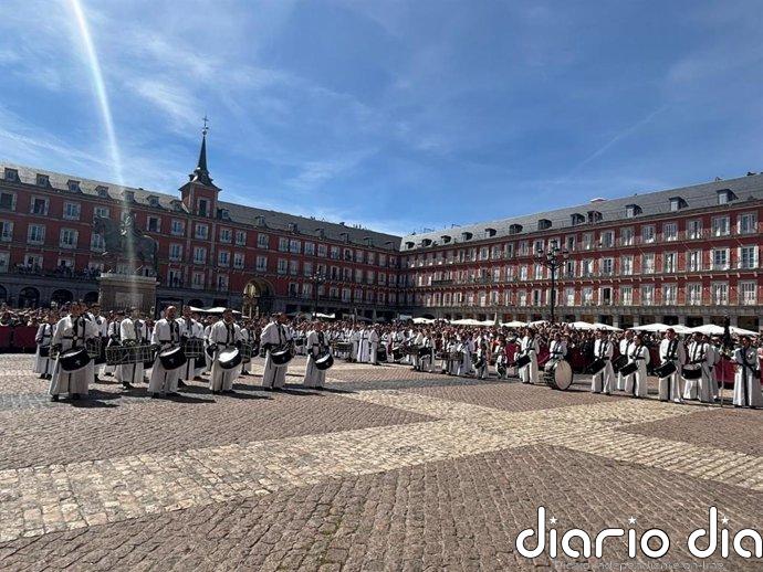 Los tambores de la Semana Santa zaragozana retumban en la plaza Mayor de Madrid
