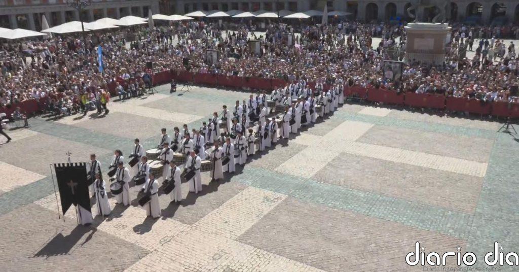 Madrid celebra su tamborrada del Domingo de Resurrección en la Plaza Mayor