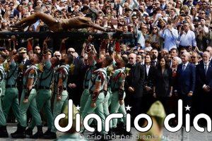 Málaga y los legionarios acompañan al Cristo de la Buena Muerte en el traslado a su casa hermandad