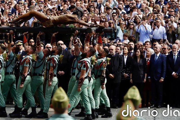 Málaga y los legionarios acompañan al Cristo de la Buena Muerte en el traslado a su casa hermandad