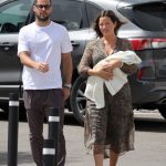 Malena Costa y Mario Suárez abandonan el hospital con su tercera hija, Margot: "Por mí tendría 2 o 3 más"