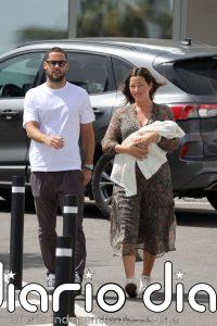 Malena Costa y Mario Suárez abandonan el hospital con su tercera hija, Margot: "Por mí tendría 2 o 3 más"