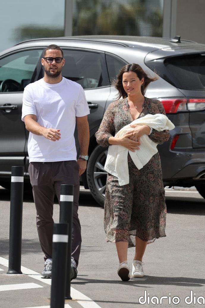 Malena Costa y Mario Suárez abandonan el hospital con su tercera hija, Margot: "Por mí tendría 2 o 3 más"