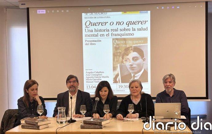 Manuel Valdivia presenta su primera novela, 'Querer o no querer', sobre memoria, familia y salud mental en la posguerra