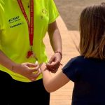 Marbella (Málaga) mantiene un sistema gratutito de pulseras identificativas en las playas para menores y vulnerables