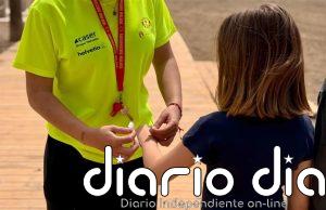 Marbella (Málaga) mantiene un sistema gratutito de pulseras identificativas en las playas para menores y vulnerables