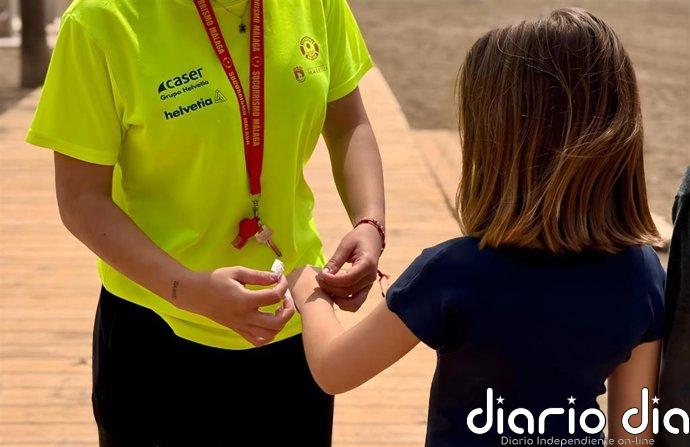 Marbella (Málaga) mantiene un sistema gratutito de pulseras identificativas en las playas para menores y vulnerables