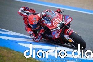 Marc Márquez gana en el caos de la esprint de Jerez a pesar de caerse