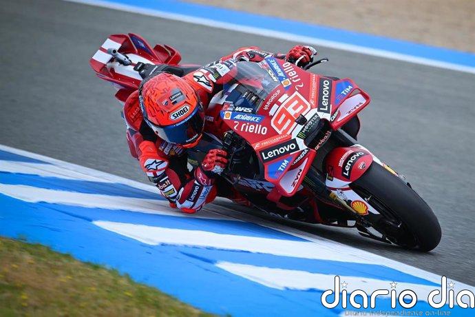 Marc Márquez gana en el caos de la esprint de Jerez a pesar de caerse