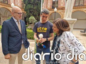 Mariano García comparte su oro mundial con la UCAM, la universidad en la que estudia CAFD