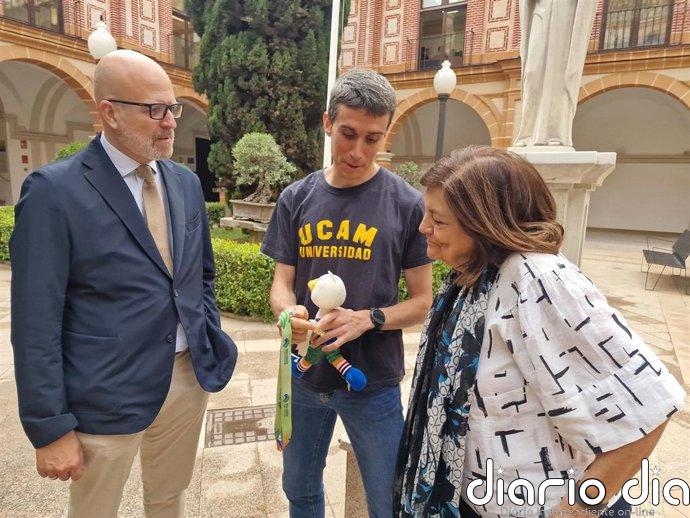 Mariano García comparte su oro mundial con la UCAM, la universidad en la que estudia CAFD