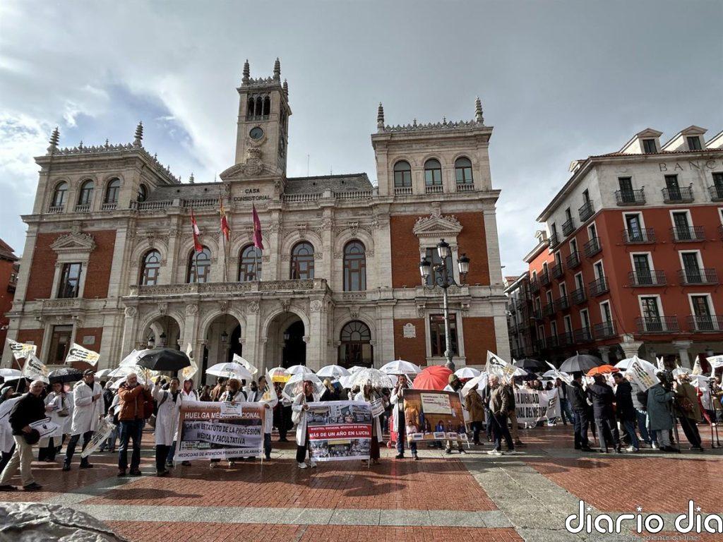 Más de 200 médicos insisten en su reivindicación en Valladolid pese a la lluvia y la "estrategia de desgaste" de Sanidad