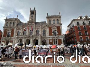 Más de 200 médicos insisten en su reivindicación en Valladolid pese a la lluvia y la "estrategia de desgaste" de Sanidad