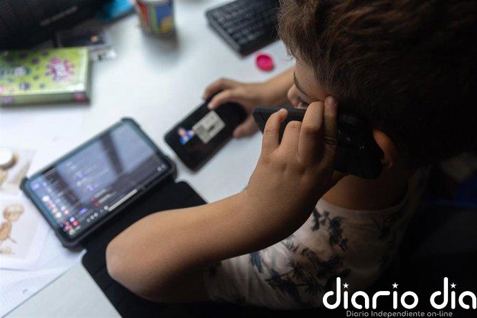 Médicos y psicólogos advierten del "daño" de las pantallas en niños y recomiendan cero horas hasta los 6 años