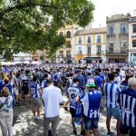 Miles de de aficionados de la Real llenan los Jardines de Alderdi Eder de San Sebastián