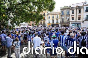 Miles de de aficionados de la Real llenan los Jardines de Alderdi Eder de San Sebastián