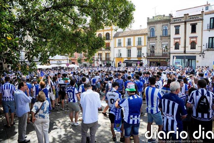 Miles de de aficionados de la Real llenan los Jardines de Alderdi Eder de San Sebastián