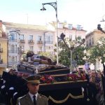 Miles de personas contemplan el solemne traslado del ‘Cristo Yacente’ en Valladolid