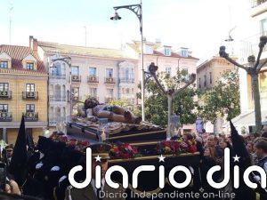 Miles de personas contemplan el solemne traslado del 'Cristo Yacente' en Valladolid