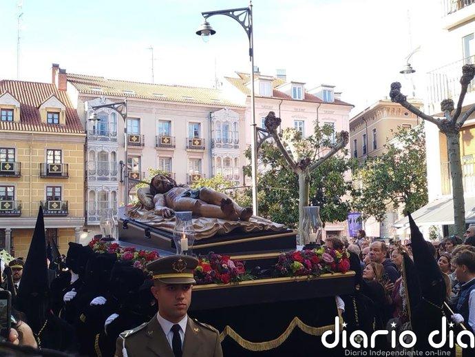 Miles de personas contemplan el solemne traslado del 'Cristo Yacente' en Valladolid