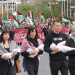 Miles de personas se manifiestan en San Sebastián contra las guerras y el genocidio en Palestina