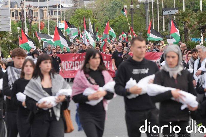Miles de personas se manifiestan en San Sebastián contra las guerras y el genocidio en Palestina
