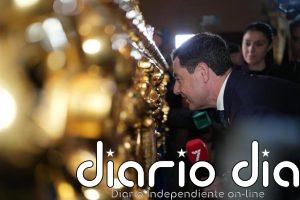 Moreno confiesa su "emoción" ante los costaleros de El Abuelo: "Tenéis el inmenso honor de portar al Señor de Jaén"