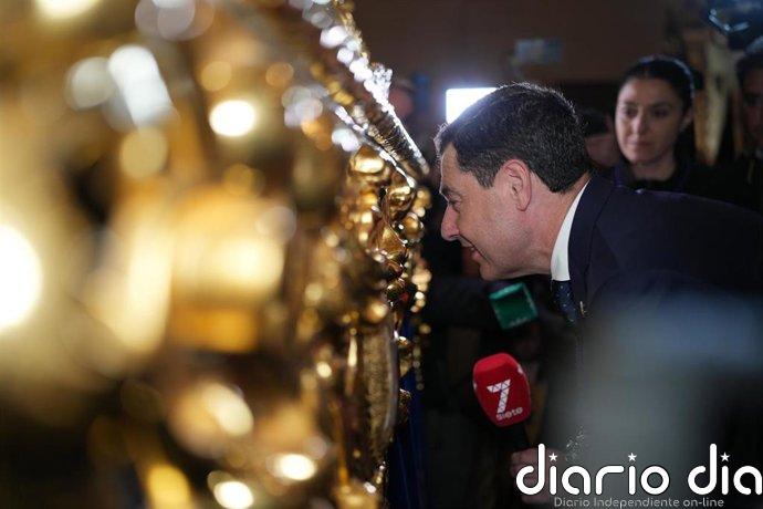 Moreno confiesa su "emoción" ante los costaleros de El Abuelo: "Tenéis el inmenso honor de portar al Señor de Jaén"