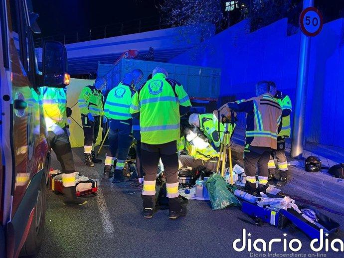 Muere un motorista de 29 años tras chocar con un camión en Arganzuela