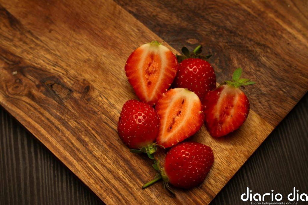Ni blanqueante ni detergente: cómo quitar la mancha de las fresas de la ropa con ingredientes que tienes en casa